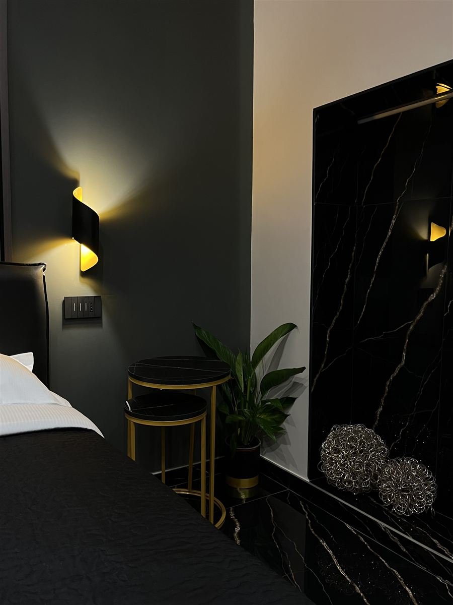 Dettaglio comodini in marmo nero e oro