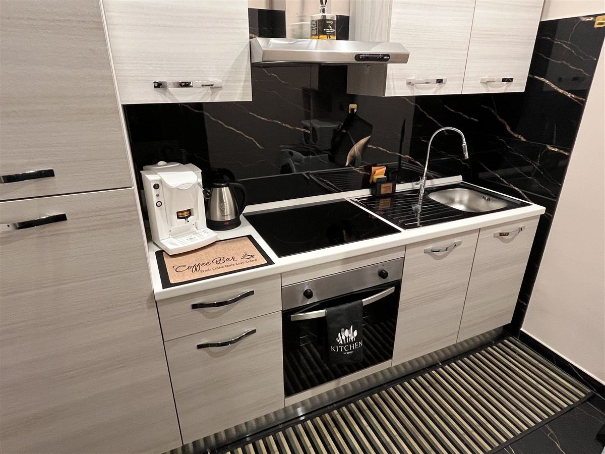 Angolo caffè con macchina e bollitore