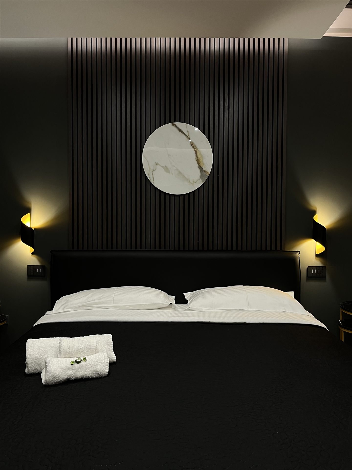 Camera da letto con parete boiserie e specchio in marmo, Élite Holiday Apartments
